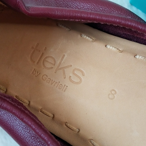 Tieks Burgundy Ballet Flats w/Accessories - Picture 10 of 11